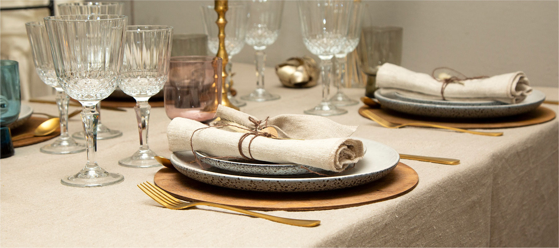 Dækket bord med hørdug og hørservietter